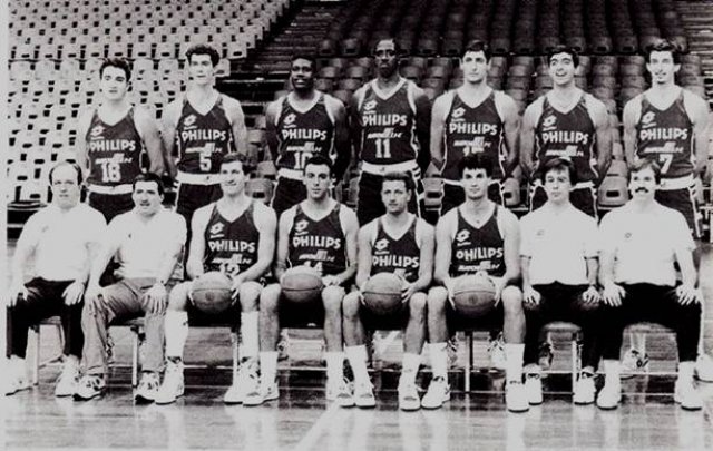 La formazione dell'Olimpia Milano 1990/91 composta da Tulli, Bargna, Vincent, McQeen, Alberti, Aldi, Pittis, Faina (vice), Gallotti (mass.), Riva, Montecchi, Blasi, Ambrassa, Crespi (vice), D’Antoni (all.). 